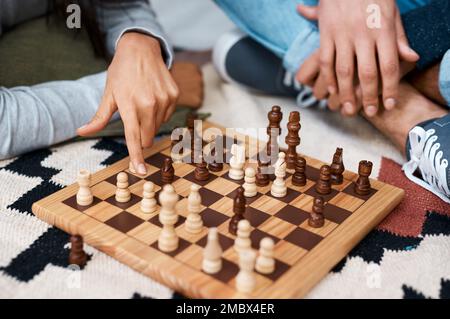 Gibt es etwas, das den Verstand anregt, als Schach? Ein unbekanntes Paar, das zu Hause Backgammon spielt. Stockfoto