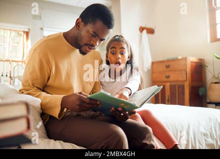 Vater, Kind und Buch im Schock auf dem Bett, um Geschichten zu erzählen, zu lesen oder Literatur zu lernen, wenn man zu Hause sitzt. Dad und Tochter waren überrascht oder schockiert Stockfoto