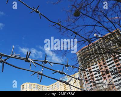 Concertina Wire Shields Baustelle Mit Unvollendetem Gebäude Stockfoto