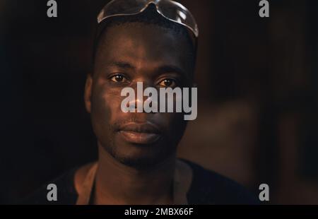 Ich mache Meisterwerke aus Metall. Porträt eines selbstbewussten jungen Mannes, der in einer Gießerei arbeitet. Stockfoto