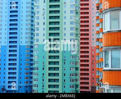 Fenster Und Balkone Von Neuen Wohngebäuden Stockfoto