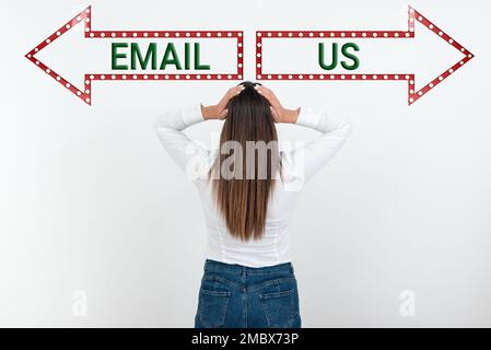 Handgeschriebenes Schild E-Mail uns. Konzept, das bedeutet, dass eine Werbebotschaft per E-Mail an eine Gruppe von Personen gesendet wird Stockfoto