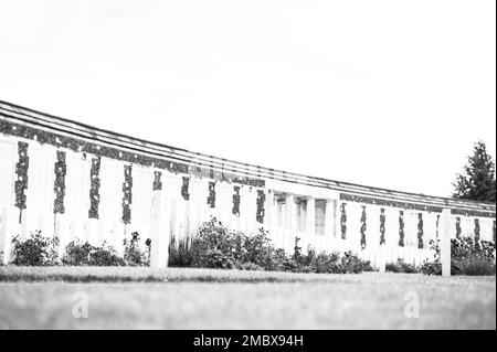 Yper, Belgien - 7. August 2021. Detail der Kriegsdenkmäler auf dem Tyne Cot Friedhof. Tyne Cot ist der größte britische Friedhof aus dem ersten Weltkrieg. Stockfoto