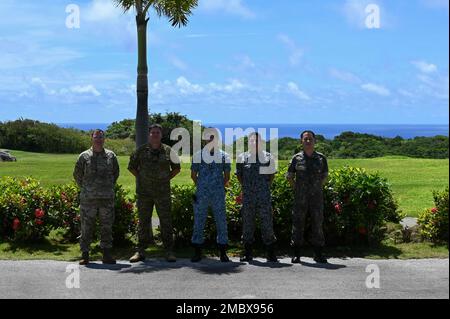 Mitglieder der USA Air Force, Royal Australian Air Force, Japan Air Self-Defense Force, Republic of Korea Air Force und Republic of Singapore Air Force posieren für ein Foto während der Multi-Lateral Civil Engineer Key Leader Engagement von Pacific Unity, 22. Juni 2022 auf dem Luftwaffenstützpunkt Andersen, Guam. Hochrangige Militärführer aus sechs indopazifischen Ländern versammelten sich für die KLE, um sich auf multilaterale Bemühungen zur Beschleunigung der Interoperabilität zwischen ihren jeweiligen Ingenieuren zu konzentrieren. Stockfoto