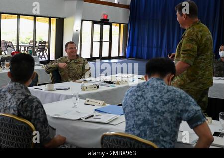 Mitglieder der USA Air Force, Royal Australian Air Force, Republic of Singapore Air Force und die Japan Air Self-Defense Force nehmen am 22. Juni 2022 am Luftwaffenstützpunkt Andersen in Guam am Teil. Hochrangige Militärführer aus sechs indopazifischen Ländern versammelten sich für die KLE, um sich auf multilaterale Bemühungen zur Beschleunigung der Interoperabilität zwischen ihren jeweiligen Ingenieuren zu konzentrieren. Stockfoto