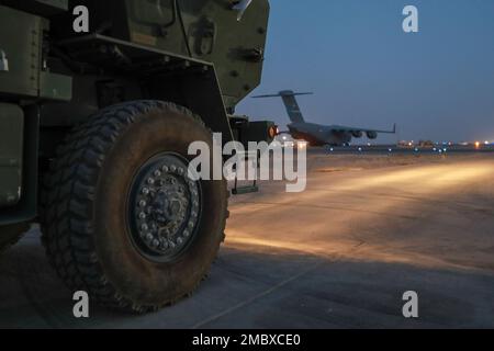 Soldaten des Field Artillery Bataillons vom 3-157. führten eine Emergency Deployment Readiness Exercise (EDRE) auf der Ali Al Salem Air Base, Kuwait, durch. Die Schulung beinhaltete das Be- und Entladen des High Mobility Artillery Rocket Systems (HIMARS) auf ein C-130 Transportflugzeug und schloss mit einer Feuermission in UDAIRI Ranges, Kuwait, ab. Stockfoto