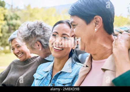 Freunde, Park- und Seniorinnen, die draußen über witzige Witze, verrückte Meme oder Comedy lachen. Comic, Gesicht und glückliche Gruppe pensionierter Frauen mit Humor Stockfoto