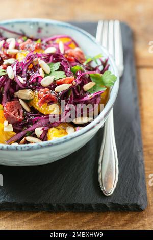 Schüssel mit hausgemachtem Rotkohlschal mit Mandarinen-Orangen. Stockfoto