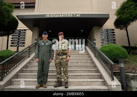 USA Generalleutnant Scott L. Pleus, Befehlshaber der Siebten Luftwaffe (7. AF), begrüßt Generalleutnant Andrew Harrison, Kommando der Vereinten Nationen, stellvertretender Befehlshaber Korea, im Gebäude des AF-Hauptquartiers 7., Luftwaffenstützpunkt Osan, Republik Korea, 23. Juni 2022. Während seines Besuchs traf sich Harrison mit Pleus, um 7. AF-Operationen zu besprechen. Das Kommando der Vereinten Nationen wurde am 24. Juli 1950 eingerichtet und setzt sich nach wie vor für die Sicherung eines dauerhaften Friedens auf der koreanischen Halbinsel ein, indem es das Waffenstillstandsabkommen durchsetzt, die Diplomatie mit Nordkorea erleichtert und während der Krise o als Integrator für multinationale Streitkräfte fungiert Stockfoto