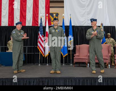 Generalleutnant Ricky Rupp, USA Forces Japan und 5. Air Force Commander, Left, und Col. Andrew Campbell, 374. Airlift Wing ausscheidender Commander, Right, applaudiert Col. Andrew Roddan, 374. AW ankommender Commander, nach seiner Übernahme des Kommandos während der Zeremonie 374. AW Kommandowechsel, 23. Juni 2022, auf dem Luftwaffenstützpunkt Yokota, Japan. Die antiken Zeremonien gehen auf mittelalterliche Schlachtfelder zurück, auf denen die Ritter den Befehlen des Kriegers gehorchen mussten, der ihre Einheitenführung trug. Stockfoto