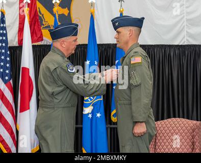 Generalleutnant Ricky Rupp, USA Forces Japan und 5. Air Force Commander, Left, überreichen die Dekoration der Legion of Merit Col. Andrew Campbell, 374. Abschiedskommandant des Luftwaffenflügels, während der Zeremonie des 374. AW-Kommandowechsels am 23. Juni 2022 auf dem Luftwaffenstützpunkt Yokota, Japan. Die Auszeichnung wurde Campbell für seinen ausgezeichneten Dienst und seinen Beitrag für Japan verliehen. Stockfoto