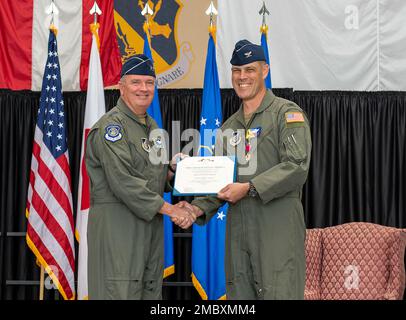 Generalleutnant Ricky Rupp, USA Die Streitkräfte Japan und der 5. Luftwaffenkommandant Left und Oberst Andrew Campbell, der 374. Luftwaffenkommandant, stehen zusammen für ein Foto während der Zeremonie des 374. AW-Kommandowechsels am 23. Juni 2022 auf dem Luftwaffenstützpunkt Yokota, Japan. General Rupp überreichte Campbell die Legion of Merit für seinen ausgezeichneten Dienst und seinen Beitrag für Japan. Stockfoto