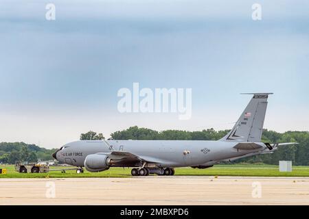 Flugzeuge der 191. Flugzeuginstandhaltung auf der Selfridge Air National Guard Base, Michigan, schleppen einen KC-135 Stratotanker mit einem MB-2 Schlepper am 23. Juni 2022 auf die Westseite der Basis. Der Schlepper ist ein Arbeitstier, das schwere Flugzeuge über die Fluglinie transportiert, ohne dass das Flugzeug eingeschaltet werden muss, um Energie zu sparen. Stockfoto