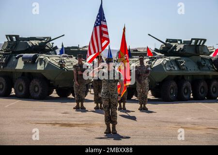 USA Marineministerium Duane Blank, Inspektor/Ausbilder auf Unternehmensebene mit 4. Aufklärungsbataillon der leichten Panzerung, 4. Division der Marine, Reserve der Marinekräfte, gibt während einer Zeremonie zur Befehlsänderung für die 4. LAR-Milliarden Dollar einen Salut. inspektor-Ausbilder im 41. Bereich des Marinekorps-Basislagers Pendleton, Kalifornien, 23. Juni 2022. Das Bataillon besteht aus sieben Reservefirmen in den USA. Der Hauptsitz befindet sich in Camp Pendleton. Blank stammt aus White Castle, Louisiana. Stockfoto