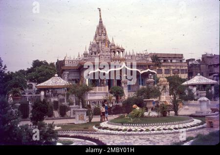 Der Calcutta Jain Tempel ist ein Jain Tempel in der Badridas Temple Street, Gouribari in Maniktala und eine der wichtigsten Touristenattraktionen von Kalkutta, Indien. Der Tempel wurde 1867 von einem Jain namens Rai Badridas Bahadoor Mookim erbaut. Pratischtha wurde von Sri Kalyansurishwarji Maharaj durchgeführt. Ein herrliches Juwel im Herzen von Nord-Kalkutta, friedlich und friedlich, ein verehrter heiliger Schrein. Datiert bis ins Jahr 1867, glänzt aber so neu, Stockfoto