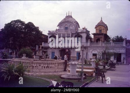 Der Calcutta Jain Tempel ist ein Jain Tempel in der Badridas Temple Street, Gouribari in Maniktala und eine der wichtigsten Touristenattraktionen von Kalkutta, Indien. Der Tempel wurde 1867 von einem Jain namens Rai Badridas Bahadoor Mookim erbaut. Pratischtha wurde von Sri Kalyansurishwarji Maharaj durchgeführt. Ein herrliches Juwel im Herzen von Nord-Kalkutta, friedlich und friedlich, ein verehrter heiliger Schrein. Datiert bis ins Jahr 1867, glänzt aber so neu, Stockfoto