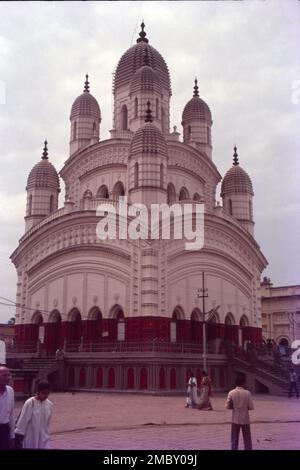 Der Dakshineswar Kali-Tempel ist ein Hindu-Navaratna-Tempel in Dakshineswar, Kalkutta, Westbengalen, Indien. Am Ostufer des Flusses Hooghly befindet sich Bhavatarini, eine Form von Parashakti Adya Kali, auch bekannt als Adishakti Kalika. Ramakrishna und Ma Sarada Devi, Mystiker des 19. Jahrhunderts Bengal. Der Tempelkomplex am Ufer des Flusses Hooghly, Westbengalen. Der Haupttempel wurde vom Radhakanta-Tempel im Navaratna-Stil inspiriert, der von Ramnath Mondal von Tollygunge erbaut wurde. Stockfoto