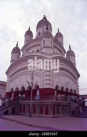 Der Dakshineswar Kali-Tempel ist ein Hindu-Navaratna-Tempel in Dakshineswar, Kalkutta, Westbengalen, Indien. Am Ostufer des Flusses Hooghly befindet sich Bhavatarini, eine Form von Parashakti Adya Kali, auch bekannt als Adishakti Kalika. Ramakrishna und Ma Sarada Devi, Mystiker des 19. Jahrhunderts Bengal. Der Tempelkomplex am Ufer des Flusses Hooghly, Westbengalen. Der Haupttempel wurde vom Radhakanta-Tempel im Navaratna-Stil inspiriert, der von Ramnath Mondal von Tollygunge erbaut wurde. Stockfoto