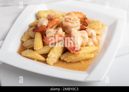 Gebratener Babymais mit Shrimps Stockfoto