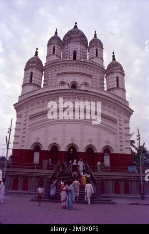 Der Dakshineswar Kali-Tempel ist ein Hindu-Navaratna-Tempel in Dakshineswar, Kalkutta, Westbengalen, Indien. Am Ostufer des Flusses Hooghly befindet sich Bhavatarini, eine Form von Parashakti Adya Kali, auch bekannt als Adishakti Kalika. Ramakrishna und Ma Sarada Devi, Mystiker des 19. Jahrhunderts Bengal. Der Tempelkomplex am Ufer des Flusses Hooghly, Westbengalen. Der Haupttempel wurde vom Radhakanta-Tempel im Navaratna-Stil inspiriert, der von Ramnath Mondal von Tollygunge erbaut wurde. Stockfoto