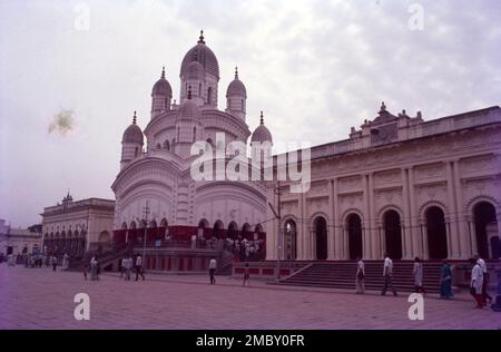 Der Dakshineswar Kali-Tempel ist ein Hindu-Navaratna-Tempel in Dakshineswar, Kalkutta, Westbengalen, Indien. Am Ostufer des Flusses Hooghly befindet sich Bhavatarini, eine Form von Parashakti Adya Kali, auch bekannt als Adishakti Kalika. Ramakrishna und Ma Sarada Devi, Mystiker des 19. Jahrhunderts Bengal. Der Tempelkomplex am Ufer des Flusses Hooghly, Westbengalen. Der Haupttempel wurde vom Radhakanta-Tempel im Navaratna-Stil inspiriert, der von Ramnath Mondal von Tollygunge erbaut wurde. Stockfoto