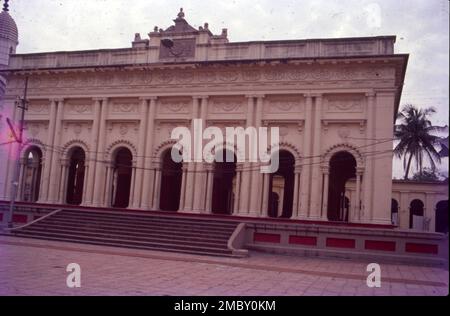 Der Dakshineswar Kali-Tempel ist ein Hindu-Navaratna-Tempel in Dakshineswar, Kalkutta, Westbengalen, Indien. Am Ostufer des Flusses Hooghly befindet sich Bhavatarini, eine Form von Parashakti Adya Kali, auch bekannt als Adishakti Kalika. Ramakrishna und Ma Sarada Devi, Mystiker des 19. Jahrhunderts Bengal. Der Tempelkomplex am Ufer des Flusses Hooghly, Westbengalen. Der Haupttempel wurde vom Radhakanta-Tempel im Navaratna-Stil inspiriert, der von Ramnath Mondal von Tollygunge erbaut wurde. Stockfoto