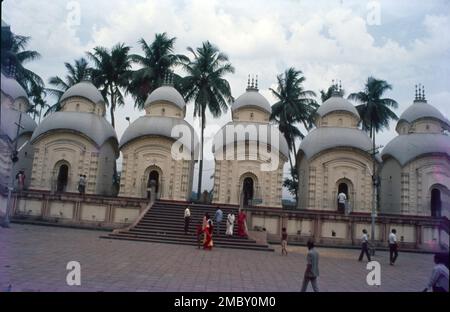 Der Dakshineswar Kali-Tempel ist ein Hindu-Navaratna-Tempel in Dakshineswar, Kalkutta, Westbengalen, Indien. Am Ostufer des Flusses Hooghly befindet sich Bhavatarini, eine Form von Parashakti Adya Kali, auch bekannt als Adishakti Kalika. Ramakrishna und Ma Sarada Devi, Mystiker des 19. Jahrhunderts Bengal. Der Tempelkomplex am Ufer des Flusses Hooghly, Westbengalen. Der Haupttempel wurde vom Radhakanta-Tempel im Navaratna-Stil inspiriert, der von Ramnath Mondal von Tollygunge erbaut wurde. Stockfoto