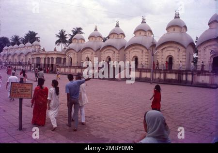 Der Dakshineswar Kali-Tempel ist ein Hindu-Navaratna-Tempel in Dakshineswar, Kalkutta, Westbengalen, Indien. Am Ostufer des Flusses Hooghly befindet sich Bhavatarini, eine Form von Parashakti Adya Kali, auch bekannt als Adishakti Kalika. Ramakrishna und Ma Sarada Devi, Mystiker des 19. Jahrhunderts Bengal. Der Tempelkomplex am Ufer des Flusses Hooghly, Westbengalen. Der Haupttempel wurde vom Radhakanta-Tempel im Navaratna-Stil inspiriert, der von Ramnath Mondal von Tollygunge erbaut wurde. Stockfoto