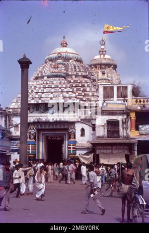 Jagannath Puri:- Char Dham V t e Puri Rameswaram Dwaraka Badrinath der Jagannath-Tempel ist ein wichtiger hinduistischer Tempel, der Jagannath gewidmet ist, eine Form von Vishnu - eine der dreifaltigkeit der höchsten Göttlichkeit im Hinduismus. Puri liegt im Bundesstaat Odisha, an der Ostküste Indiens. Der Puri-Tempel ist berühmt für sein jährliches Ratha Yatra, oder Wagenfestival, bei dem die drei wichtigsten Gottheiten auf riesigen und aufwendig dekorierten Tempelautos gezogen werden. Drei Götzen des Tempels sind Jagannath, Balabhadra, Subhadra, Stockfoto