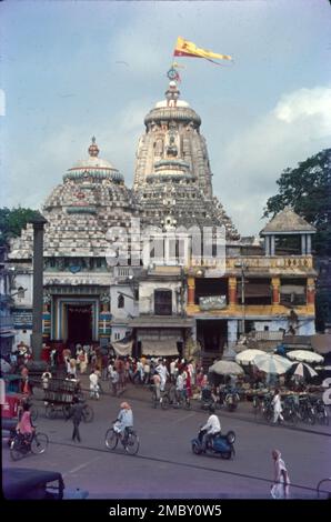 Jagannath Puri:- Char Dham V t e Puri Rameswaram Dwaraka Badrinath der Jagannath-Tempel ist ein wichtiger hinduistischer Tempel, der Jagannath gewidmet ist, eine Form von Vishnu - eine der dreifaltigkeit der höchsten Göttlichkeit im Hinduismus. Puri liegt im Bundesstaat Odisha, an der Ostküste Indiens. Der Puri-Tempel ist berühmt für sein jährliches Ratha Yatra, oder Wagenfestival, bei dem die drei wichtigsten Gottheiten auf riesigen und aufwendig dekorierten Tempelautos gezogen werden. Drei Götzen des Tempels sind Jagannath, Balabhadra, Subhadra, Stockfoto