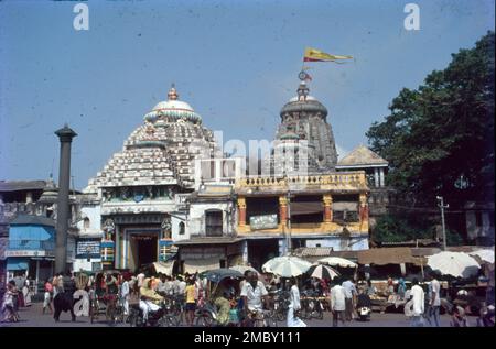 Jagannath Puri:- Char Dham V t e Puri Rameswaram Dwaraka Badrinath der Jagannath-Tempel ist ein wichtiger hinduistischer Tempel, der Jagannath gewidmet ist, eine Form von Vishnu - eine der dreifaltigkeit der höchsten Göttlichkeit im Hinduismus. Puri liegt im Bundesstaat Odisha, an der Ostküste Indiens. Der Puri-Tempel ist berühmt für sein jährliches Ratha Yatra, oder Wagenfestival, bei dem die drei wichtigsten Gottheiten auf riesigen und aufwendig dekorierten Tempelautos gezogen werden. Drei Götzen des Tempels sind Jagannath, Balabhadra, Subhadra, Stockfoto