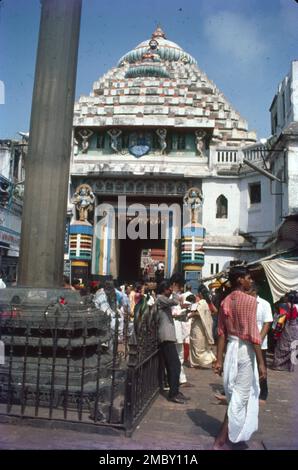 Jagannath Puri:- Char Dham V t e Puri Rameswaram Dwaraka Badrinath der Jagannath-Tempel ist ein wichtiger hinduistischer Tempel, der Jagannath gewidmet ist, eine Form von Vishnu - eine der dreifaltigkeit der höchsten Göttlichkeit im Hinduismus. Puri liegt im Bundesstaat Odisha, an der Ostküste Indiens. Der Puri-Tempel ist berühmt für sein jährliches Ratha Yatra, oder Wagenfestival, bei dem die drei wichtigsten Gottheiten auf riesigen und aufwendig dekorierten Tempelautos gezogen werden. Drei Götzen des Tempels sind Jagannath, Balabhadra, Subhadra, Stockfoto