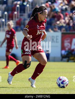 (230121) -- ADELAIDE, 21. Januar 2023 (Xinhua) -- Xiao Yuyi von Adelaide United tritt während des Spiels der 11. Runde gegen Melbourne Victory in der 2022-2023. Saison der A-League-Frauen in Adelaide, Australien, 21. Januar, an. 2023.Adelaide United gab am 4. November die Unterzeichnung des internationalen chinesischen Xiao Yuyi bekannt, das vom chinesischen Frauenverein Shanghai für die gesamte Saison 2022-23 ausgeliehen wurde. (Jordan Trombetta/Handout über Xinhua) Guthaben: Xinhua/Alamy Live News Stockfoto