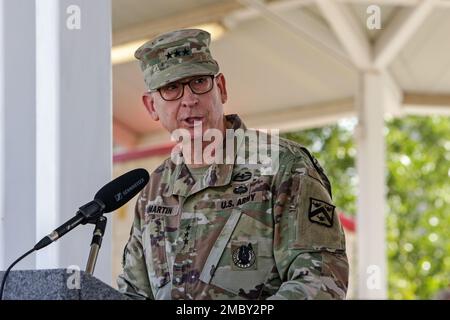 Generalleutnant Theodore Martin, kommandierender General U.S. Army Combined Arms Center und Fort Leavenworth, Kansas, sprechen vor den Zuschauern und Soldaten auf dem Feld der USA Army Medical Center of Excellence, Zeremonie zur Änderung des Kommandos in MacArthur Field, Joint Base San Antonio – Fort Sam Houston, 23. Juni 2022. In seinen Ausführungen dankte Martin dem scheidenden Oberbefehlshaber Major Dennis LeMaster für seine Leitung von MEDCoE in den letzten zwei Jahren und begrüßte den neuen Oberbefehlshaber Major Mike Talley. Foto von Francis Trachta, Museum der Medizinischen Abteilung der Armee. Stockfoto