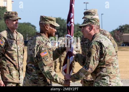 Major General Mike Talley akzeptiert die Farben der Einheit von Generalleutnant Theodore Martin, kommandierender General, USA Army Combined Arms Center und Fort Leavenworth, KS, während er das Kommando über die USA annimmt Army Medical Center of Excellence bei einer Zeremonie am MacArthur Field, Joint Base San Antonio – Fort Sam Houston am 23. Juni 2022. Die Farbgebung während der Zeremonie bedeutet einen Führungswechsel von Major Dennis LeMaster, dem scheidenden Kommandanten. Commander Sergeant Clark Charpentier, MEDCoE-KommandoSergeant Major. Foto von Francis Trachta, Museum der Medizinischen Abteilung der Armee. Stockfoto