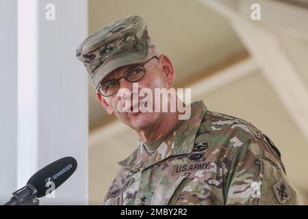 In seiner Rede vor dem Publikum, Major General Dennis LeMaster, der scheidende Commander der USA Army Medical Center of Excellence, dankte den Mitarbeitern für ihre Unterstützung während seiner Zeit als Leiter der Organisation und brachte seinen Stolz über ihre vielen Leistungen während der Zeremonie zum Kommandowechsel zum Ausdruck, die am 23. Juni 2022 in MacArthur Field, Joint Base San Antonio – Fort Sam Houston, stattfand. Bei der Zeremonie übernahm Generalmajor Mike Talley das Kommando über MEDCoE, als er die Farben der Einheit von Generalleutnant Theodore Martin annahm, der General U.S. befehligte Army Combined Arms Center und Fort Leavenworth, Kansas. Foto von F Stockfoto