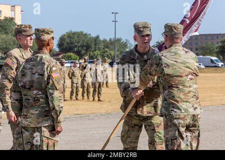 Generalmajor Dennis LeMaster, der scheidende Commander der USA Army Medical Center of Excellence, übergibt die Farben der Einheit an Lieutenant General Theodore Martin, Kommandant General U.S. Army Combined Arms Center und Fort Leavenworth, KS, während er bei einer Zeremonie im MacArthur Field, Joint Base San Antonio – Fort Sam Houston, am 23. Juni 2022 das Kommando abgibt. Die Farbgebung während der Zeremonie bedeutet, dass Major General Mike Talley, der neue Kommandant, die Führung wechselt. Kommandodienstleiter Clark Charpentier, MEDCoE Kommandodienstleiter Major und ranghöchster Offizier. Foto von Fra Stockfoto