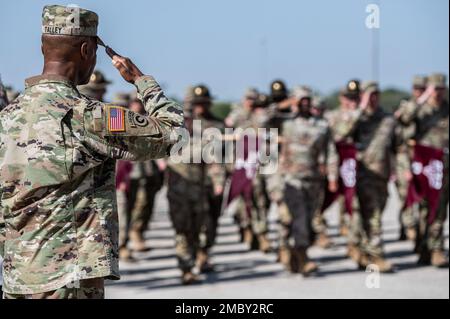 Major General Mike Talley, der neue Commander der USA Army Medical Center of Excellence, salutiert die Soldaten des 232. Medizinischen Bataillons während eines Passes und Rezension zum Abschluss der Zeremonie zum Kommandowechsel, die am MacArthur Field, Joint Base San Antonio – Fort Sam Houston, 23. Juni 2022 stattfand. Talley ersetzte Major Dennis LeMaster an der Spitze von MEDCoE, als er die Farben der Einheit von Generalleutnant Theodore Martin annahm, kommandierender General, USA Army Combined Arms Center und Fort Leavenworth, Kansas. Foto: Tristin English, JBSA Multimedia. Stockfoto