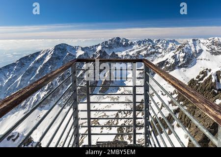 Verschneite, winterliche Hochgebirgslandschaft. Halten Sie Ausschau nach dem Gipfel der Lomnicky im Nationalpark der Hohen Tatra, Slowakei, Europa. Stockfoto