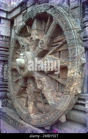 Konark Sun Temple ist ein CE Sun Temple aus dem 13. Jahrhundert in Konark nordöstlich von Puri City an der Küste im Puri District, Odisha, Indien. Der Tempel wird König Narasimhadeva I der östlichen Ganga-Dynastie um 1250 CE zugeschrieben. Am Ufer der Bucht von Bengal, in den Strahlen der aufgehenden Sonne gebadet, ist der Tempel in Konarak eine monumentale Darstellung des Streitwagen des sonnengotts Surya; seine 24 Räder sind mit symbolischen Designs dekoriert und wird von einem Team von sechs Pferden geführt. Man kann drei Bilder von Sonnengott in drei Richtungen sehen, um die Sonnenstrahlen bei Sonnenaufgang, Mittag und Sonnenuntergang zu sehen. Stockfoto