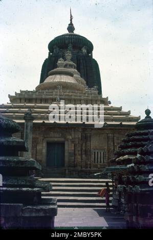 Der Lingaraja-Tempel ist ein Hindu-Tempel, der Shiva gewidmet ist und einer der ältesten Tempel in Bhubaneswar, der Hauptstadt des indischen Bundesstaates Odisha, Indien, ist. Der Tempel ist das bekannteste Wahrzeichen der Stadt Bhubaneswar und eine der wichtigsten Touristenattraktionen des Staates. Stockfoto