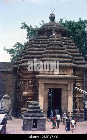 Der Lingaraja-Tempel ist ein Hindu-Tempel, der Shiva gewidmet ist und einer der ältesten Tempel in Bhubaneswar, der Hauptstadt des indischen Bundesstaates Odisha, Indien, ist. Der Tempel ist das bekannteste Wahrzeichen der Stadt Bhubaneswar und eine der wichtigsten Touristenattraktionen des Staates. Stockfoto