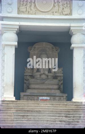 Markante weiße Friedenspagode und buddhistischer Schrein, errichtet auf dem Dhauli Hill im Jahr 1972. Shanti Stupa von Dhauligiri ist auch bekannt als die Friedenspagda. Dhauligiri liegt 7 km von Bhubaneswar entfernt. Dhauligiri Hills ist ein Ort mit der Ruhe des Daya River und liegt 8 km vom Bhubaneswar entfernt. Die berühmten Felsenerlasse von Ashoka sind sehenswert. Stockfoto