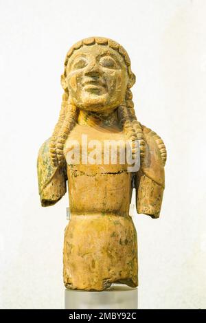 Terrakotta, sogenannter "David", repräsentiert eine stehende weibliche Figur. Megara Hyblaea - westliche Nekropole. Kalkstein aus Melilli. 550 - 525 BC - Museo Archeologico Regionale Paolo Orsi - Syracuse, Sizilien, Italien Stockfoto