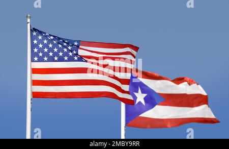 Flagge USA und Puerto Rico isoliert am Himmel Stockfoto