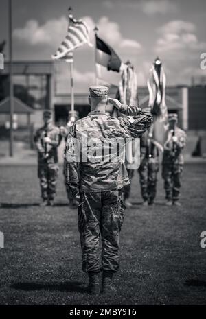 Major David Endter begrüßt die amerikanische Flagge für die Nationalhymne während einer Zeremonie zur Aufgabe der Verantwortung am 23. Juni 2022 in Katterbach Kaserne. Oberstleutnant Abraham Osborn hat das Kommando über das 5. Bataillon, das 4. Luftwaffenregiment an Major David Endter aufgegeben, bis der neue Bataillonskommandeur eintrifft. Stockfoto