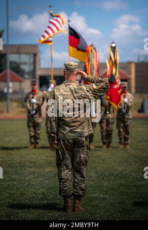 Major David Endter begrüßt die amerikanische Flagge für die Nationalhymne während einer Zeremonie zur Aufgabe der Verantwortung am 23. Juni 2022 in Katterbach Kaserne. Oberstleutnant Abraham Osborn hat das Kommando über das 5. Bataillon, das 4. Luftwaffenregiment an Major David Endter aufgegeben, bis der neue Bataillonskommandeur eintrifft. Stockfoto