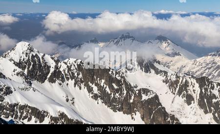 Verschneite, winterliche Hochgebirgslandschaft. Panoramablick vom Gipfel des Lomnicky-Gipfels im Nationalpark hohe Tatra, Slowakei, Europa. Stockfoto