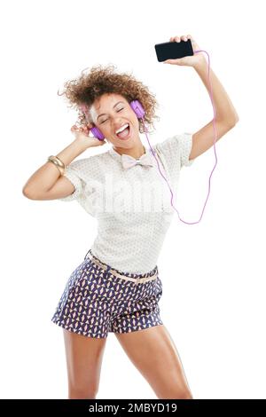 Telefonmusik, Tanzsängerin und schwarze Frau, die Lieder, Audio-Podcasts oder Radioklang hören – für Energie, Erleichterung oder Spaß. Studiosang, Tänzerin oder Stockfoto