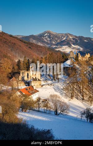 Ruinen der Burg Sklabina im Winter, Slowakei, Europa. Stockfoto